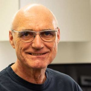 Zahnarzt Wolfram Markert lächelt frontal in die Kamera; er trägt eine Brille